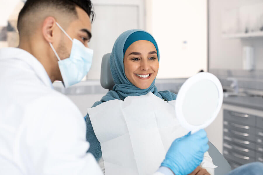 (H2) Is It Haram to Get Veneers in Islam? Porcelain veneers are considered permitted (halal). Veneers at [brand name] in Turkey help solve cosmetic problems and improve psychological well-being. They are made of porcelain, which poses no health risk. Installation requires minimal enamel treatment, preserving the natural anatomy of the teeth. Facets help increase confidence and improve overall psychological well-being. Motivation must be sincere, and aimed at improvement, not vanity. Materials must be halal.